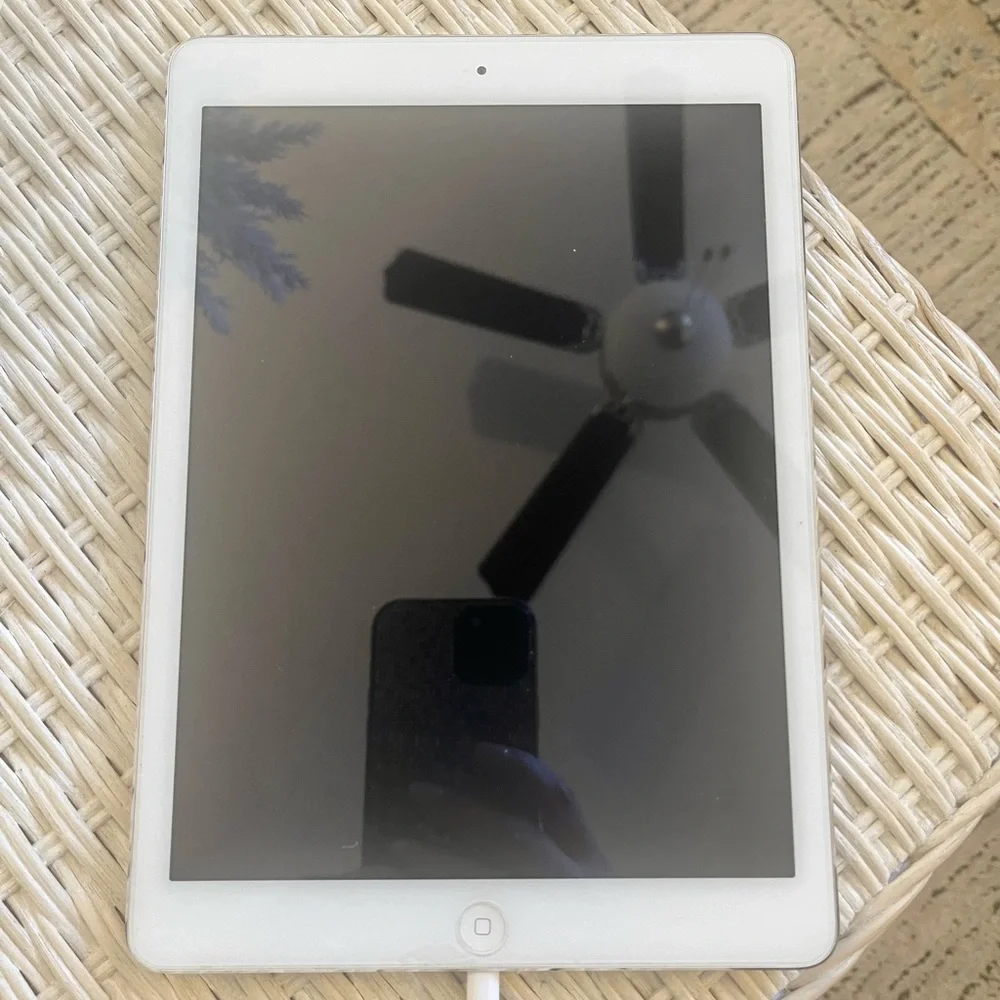 Apple®️ iPad Air, White/Silver